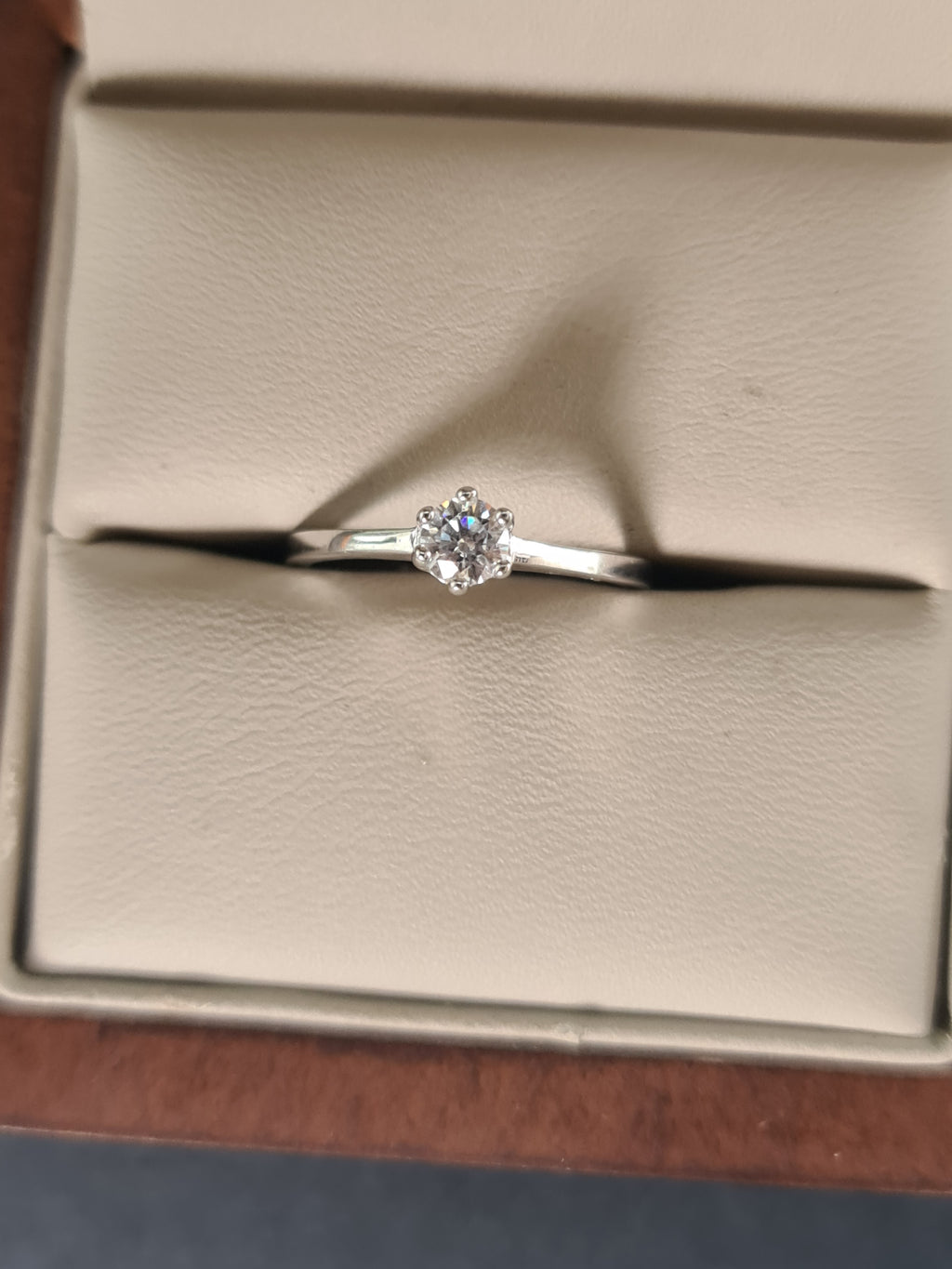 Anillo En Oro Blanco Con Solitario De 14k