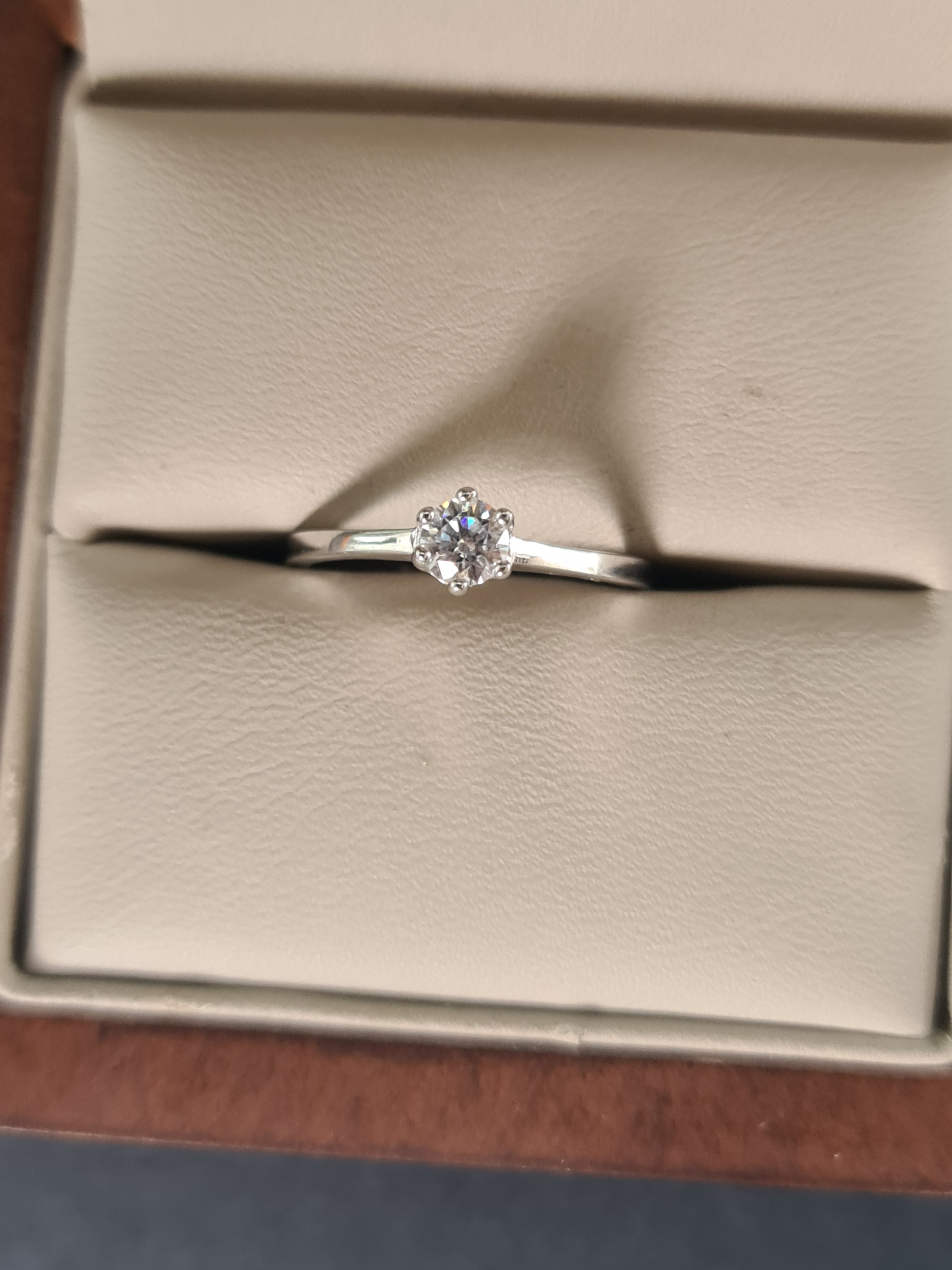 Anillo En Oro Blanco Con Solitario De 14k