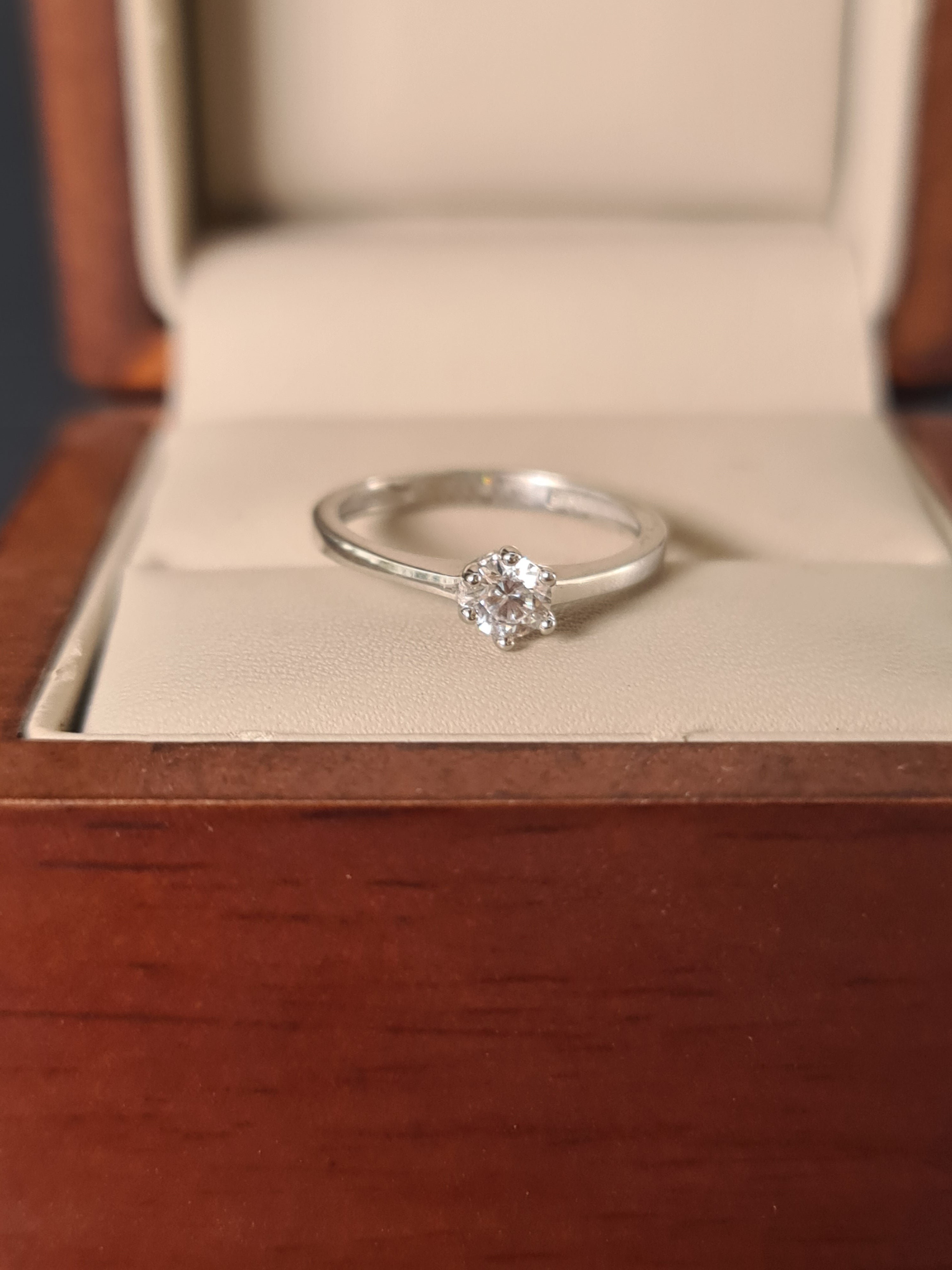 Anillo En Oro Blanco Con Solitario De 14k