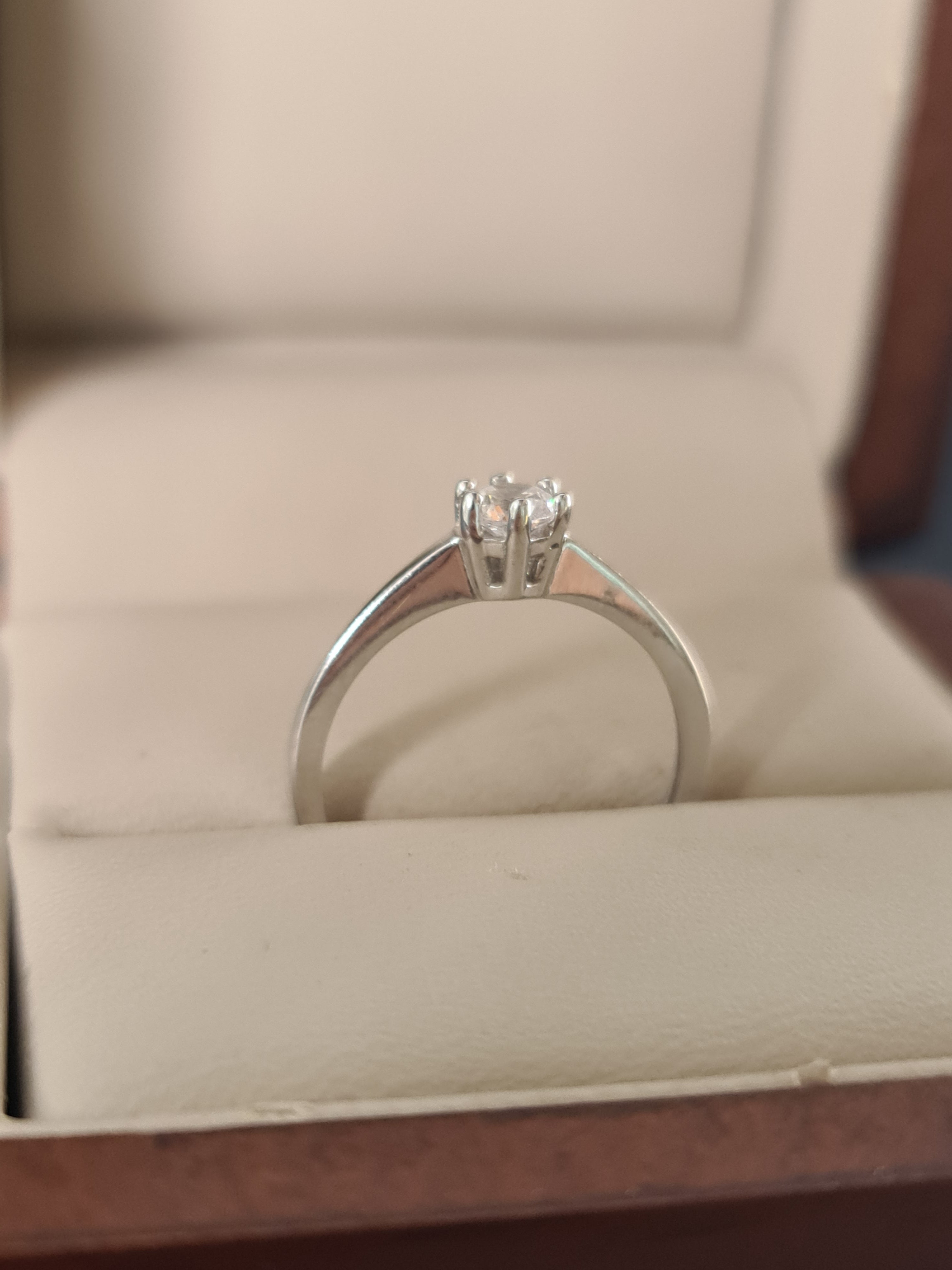 Anillo En Oro Blanco Con Solitario De 14k