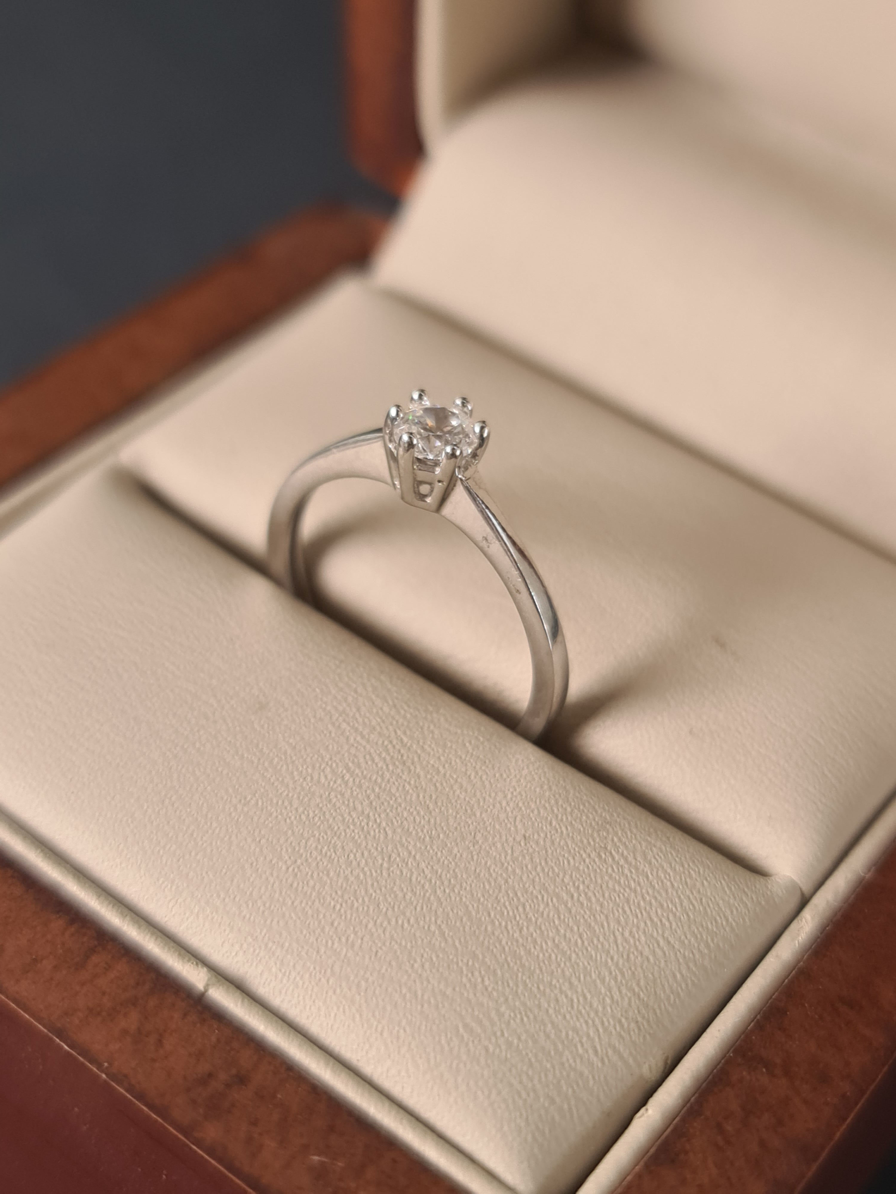 Anillo En Oro Blanco Con Solitario De 14k
