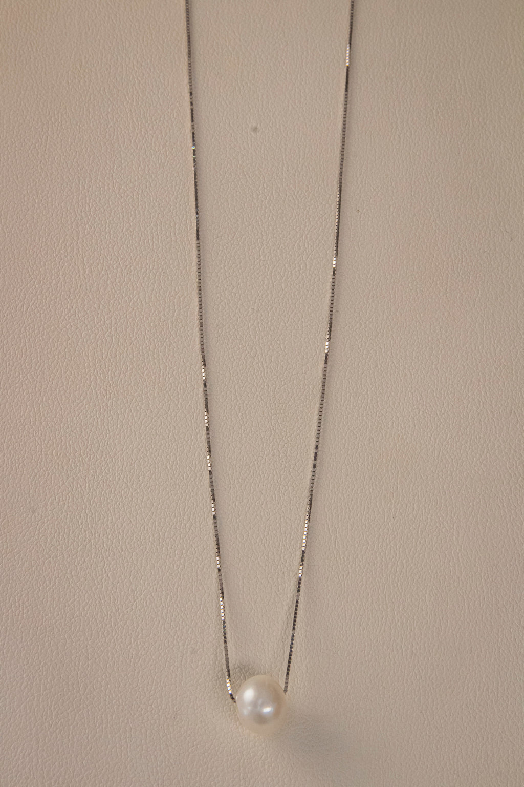 Cadena Fina Estilo Box con Perla Cultivada, largo 45cm, ancho 0.5mm, Oro Blanco 14k