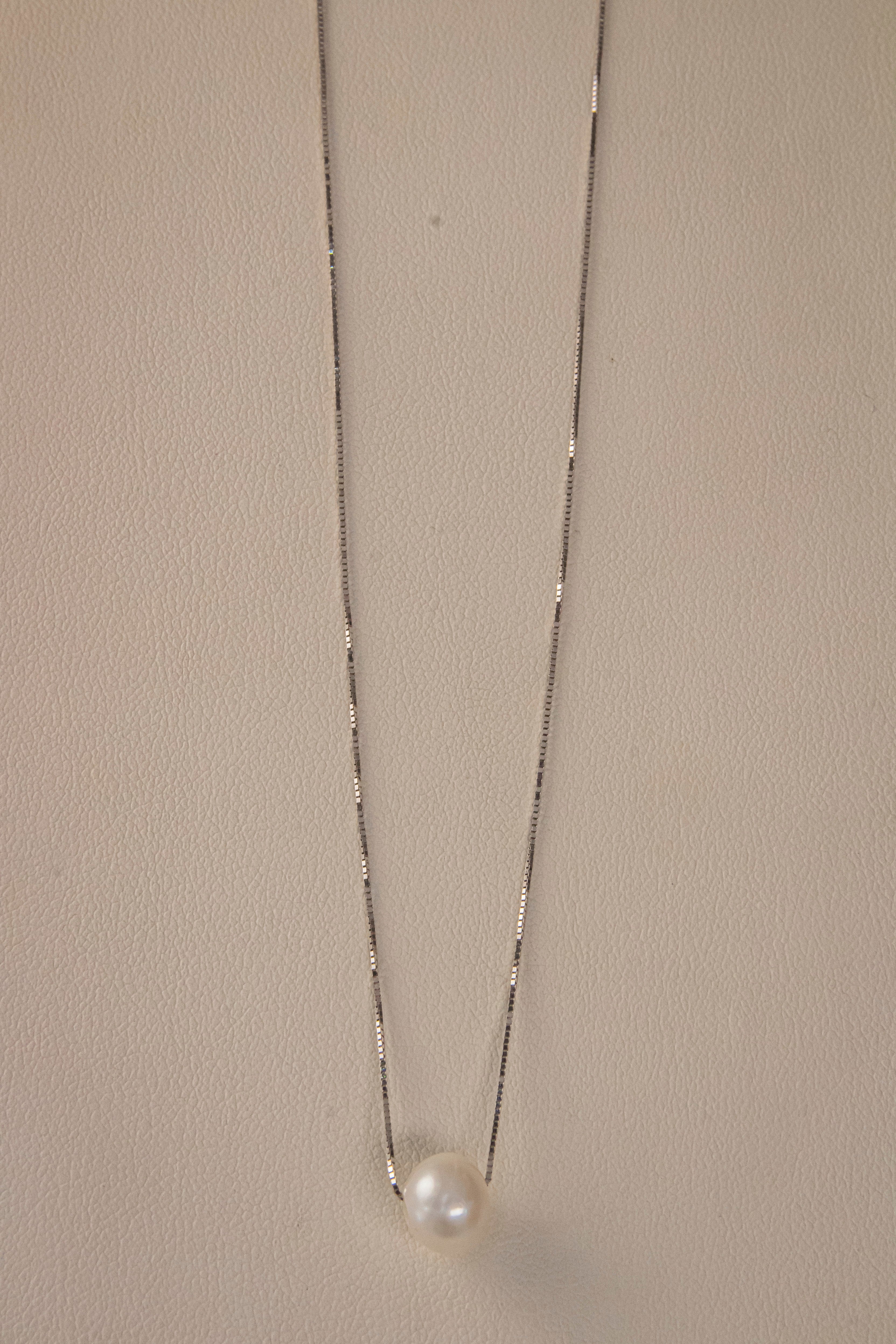 Cadena Fina Estilo Box con Perla Cultivada, largo 45cm, ancho 0.5mm, Oro Blanco 14k