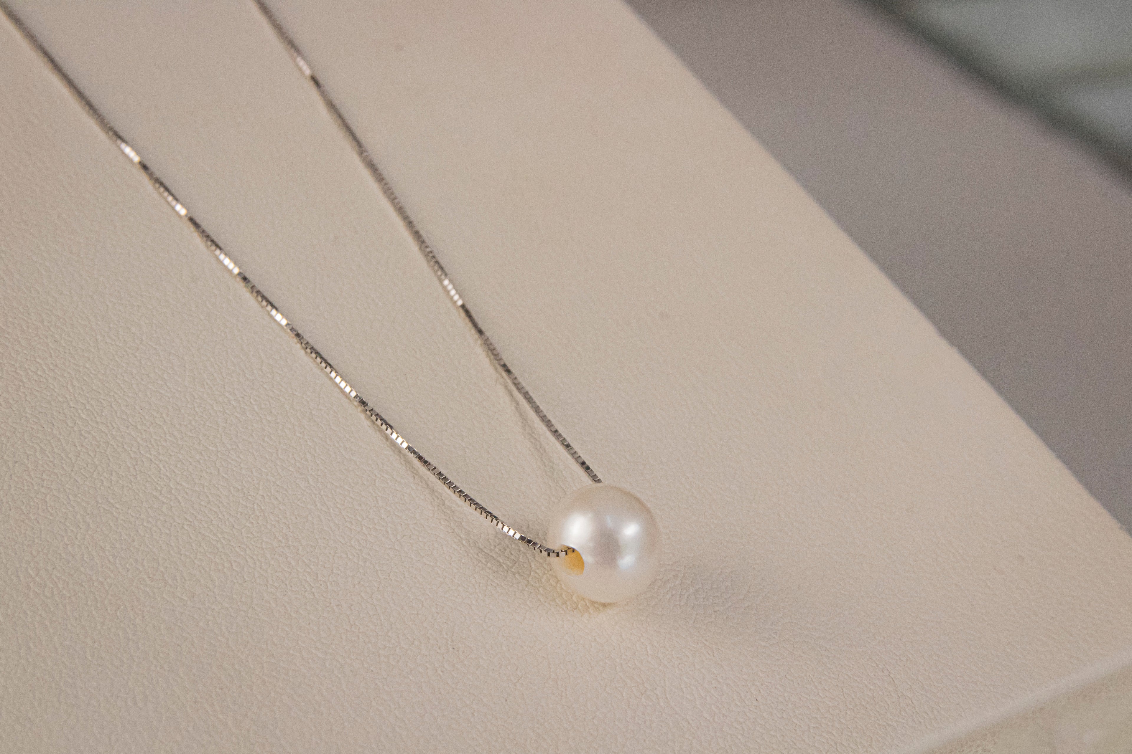 Cadena Fina Estilo Box con Perla Cultivada, largo 45cm, ancho 0.5mm, Oro Blanco 14k