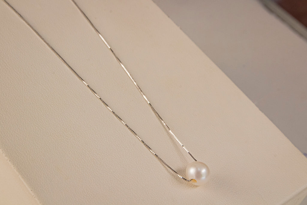 Cadena Fina Estilo Box con Perla Cultivada, largo 45cm, ancho 0.5mm, Oro Blanco 14k