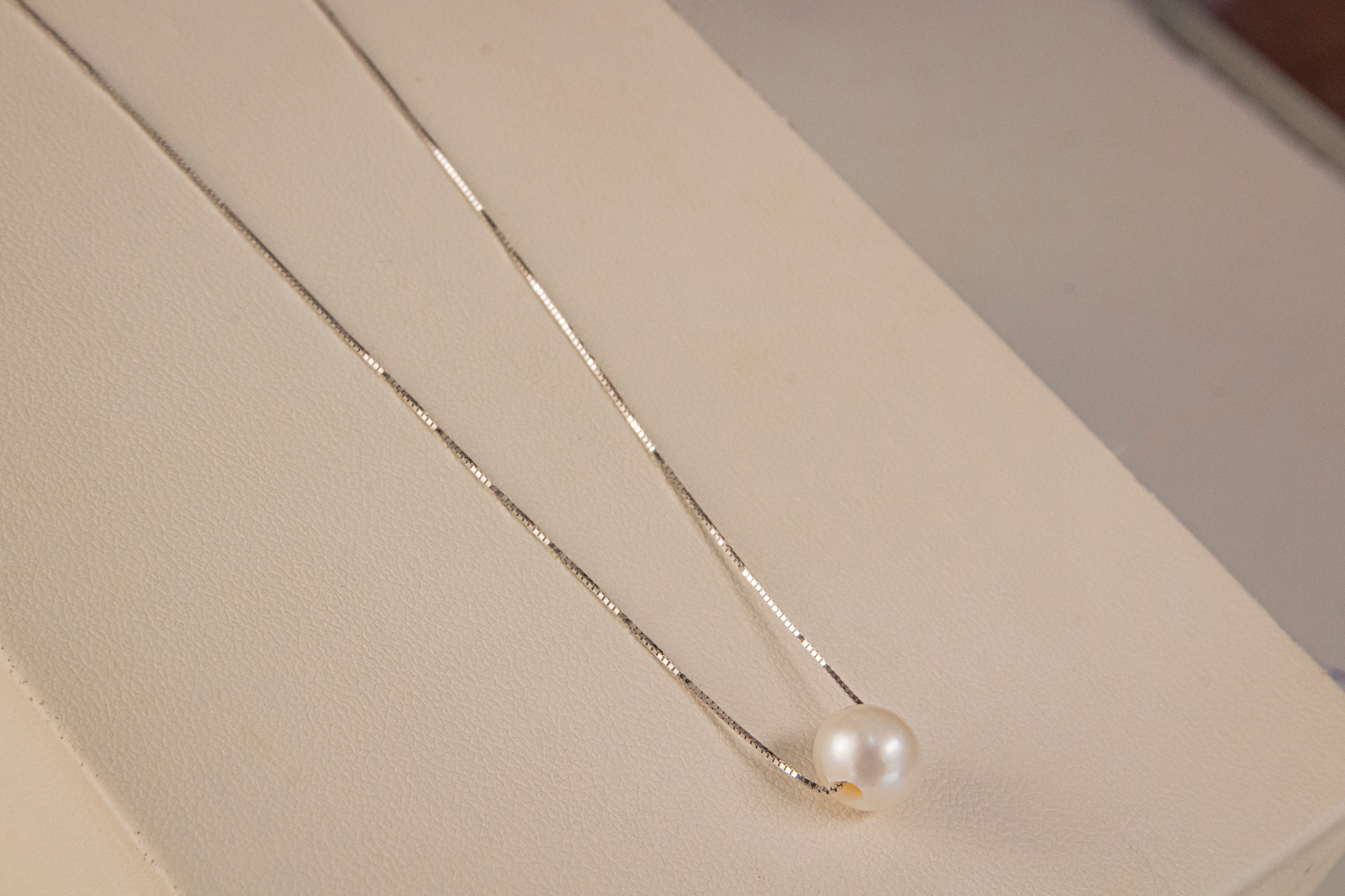 Cadena Fina Estilo Box con Perla Cultivada, largo 45cm, ancho 0.5mm, Oro Blanco 14k