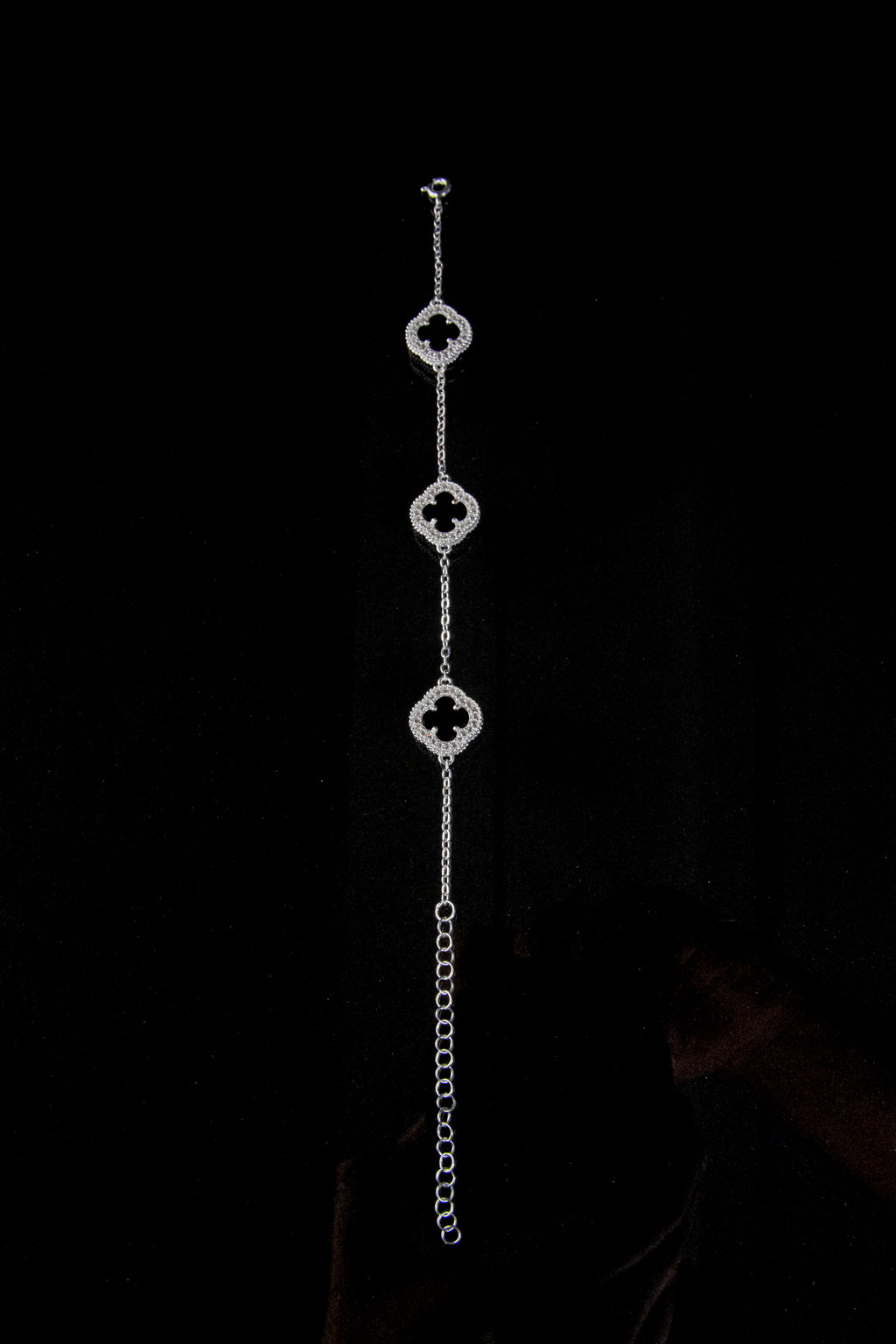 Brazalete De Plata Turca Con 3 Treboles Negros Con Zirconias