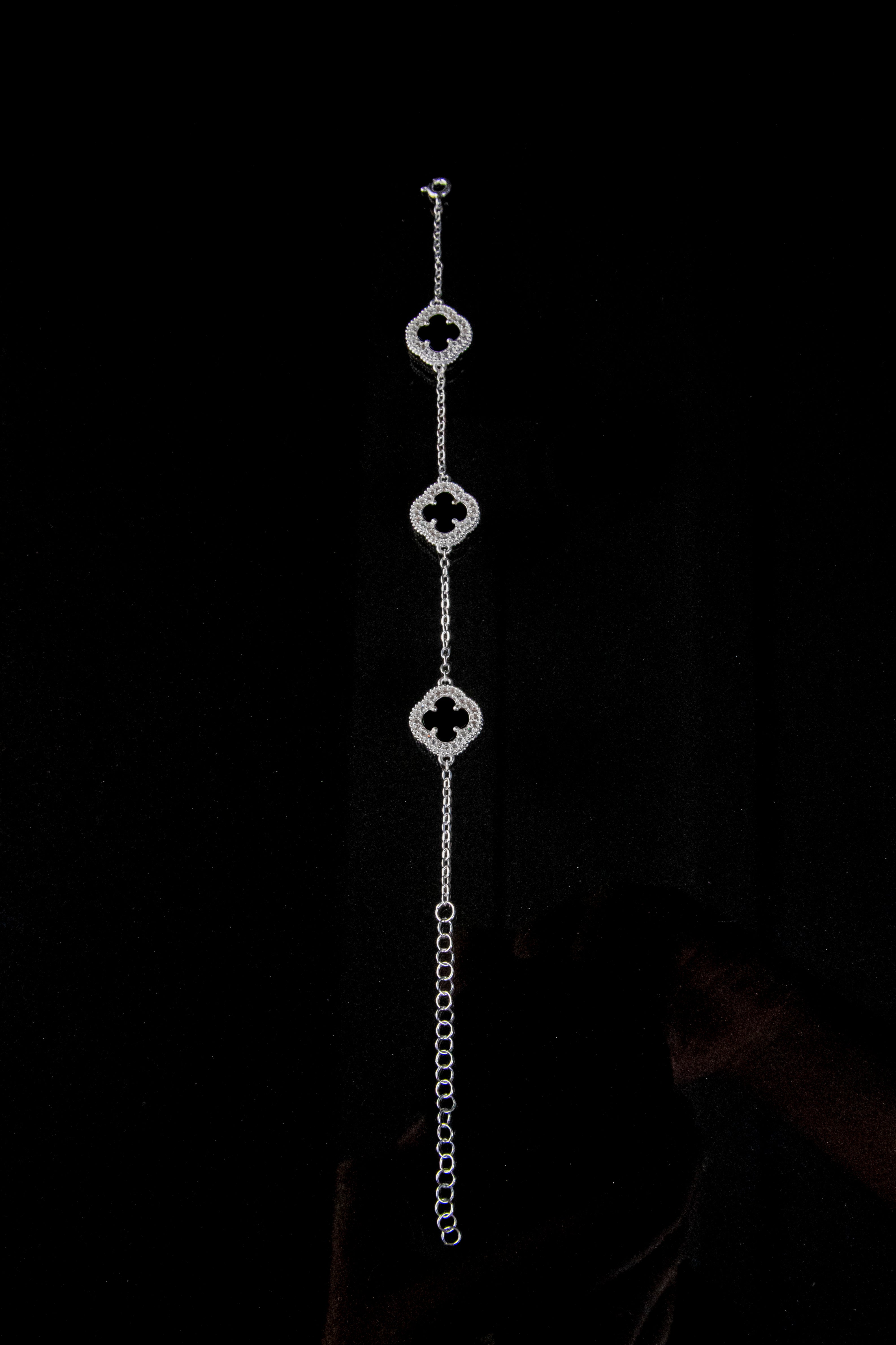 Brazalete De Plata Turca Con 3 Treboles Negros Con Zirconias