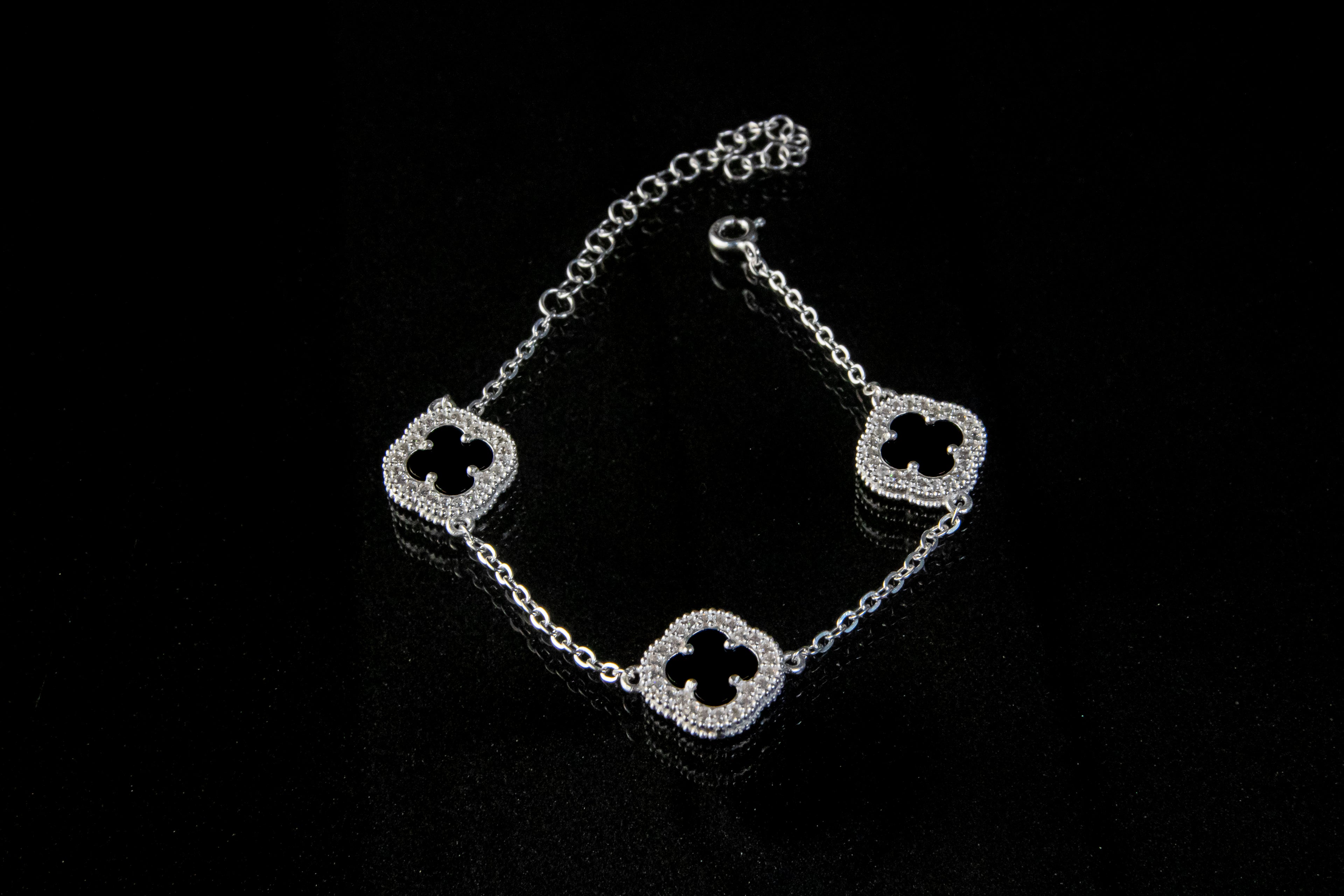 Brazalete De Plata Turca Con 3 Treboles Negros Con Zirconias