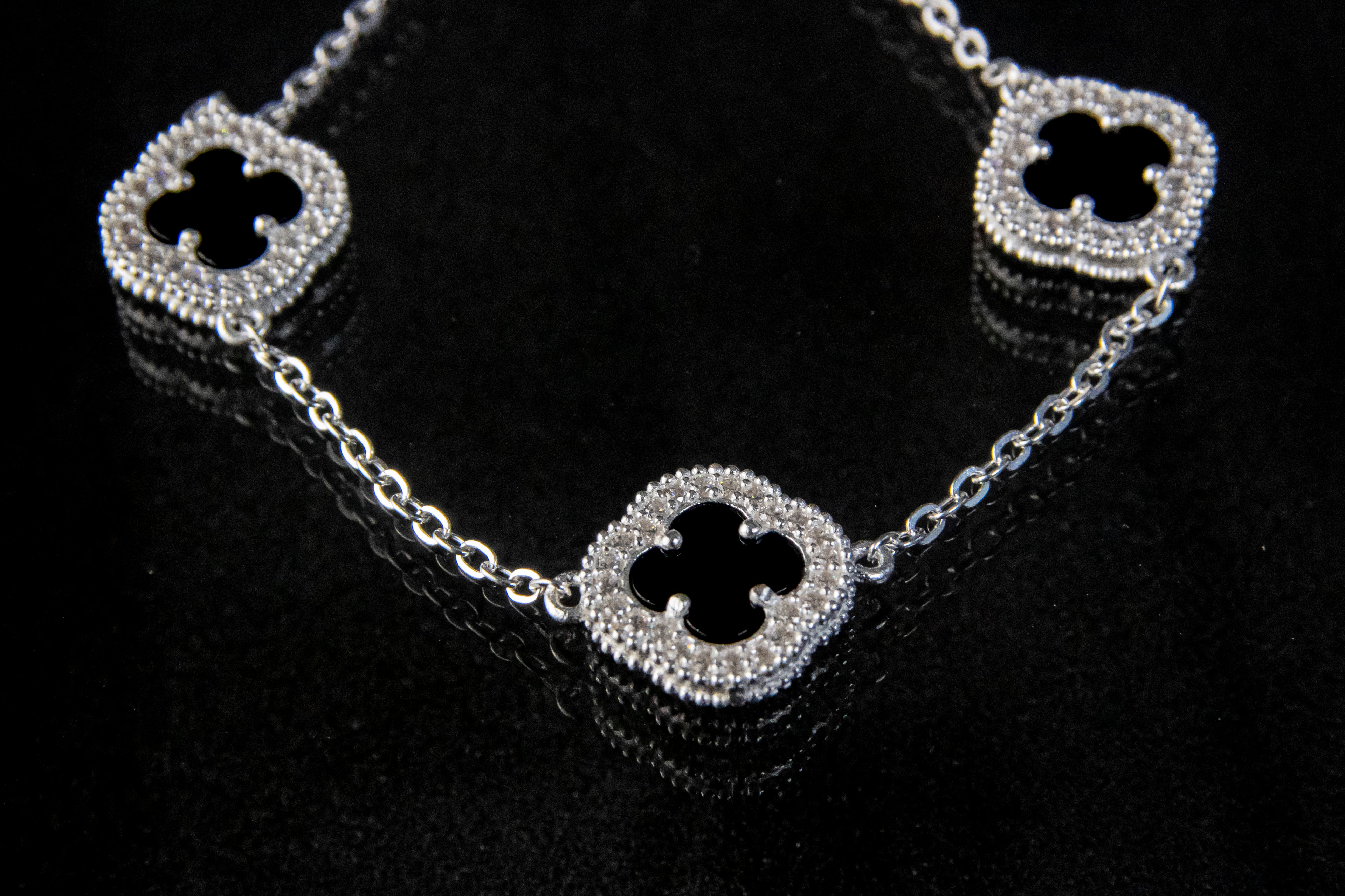 Brazalete De Plata Turca Con 3 Treboles Negros Con Zirconias